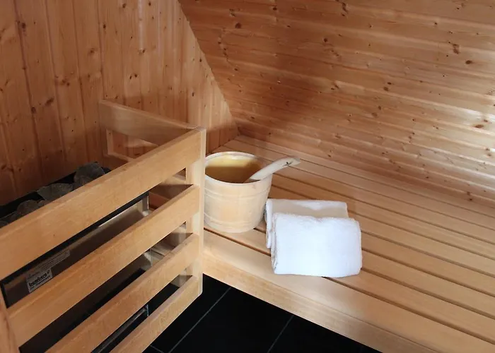 מלון Schmales Haus 2*