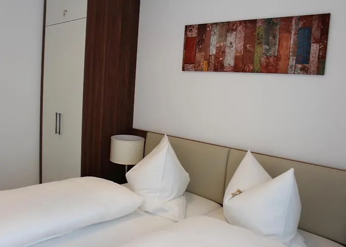 מלון Schmales Haus 2*