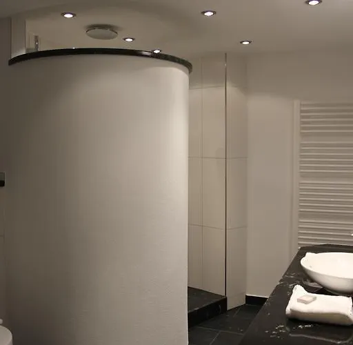 מלון Schmales Haus 2*