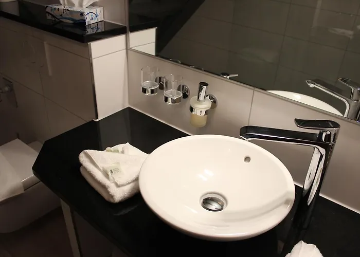 Schmales Haus אולם